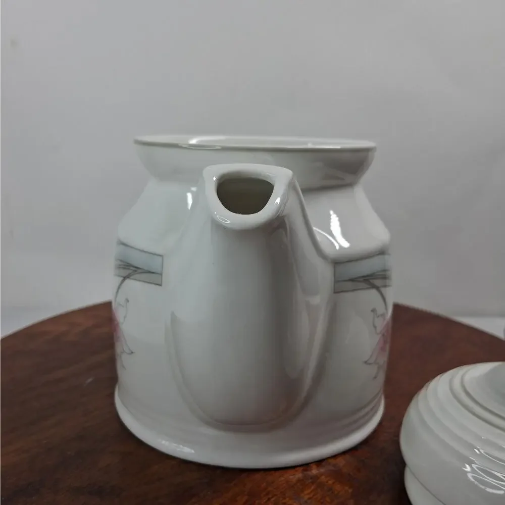 Royal Doulton Mayfair Lambethware Fresh Flowers LS1052 Teapot with Lid 1983‎